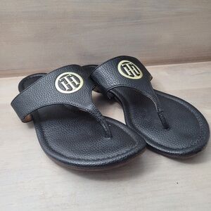 Tommy Hilfiger Women's Sinder Faux Leather Thong Logo Flat Sandals 7 Black Gold